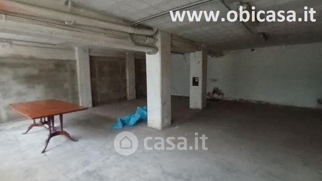 Capannone in commerciale in 