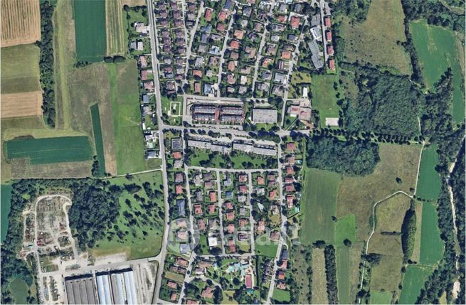 Box/posto auto in residenziale in Viale delle Rose