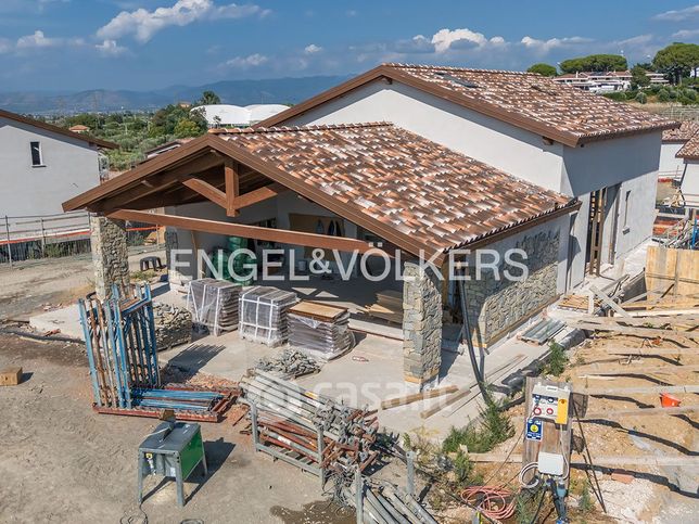 Villa in residenziale in Via Perazzeta