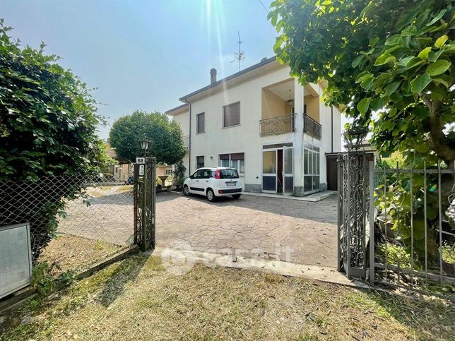 Casa bi/trifamiliare in residenziale in Via Varese