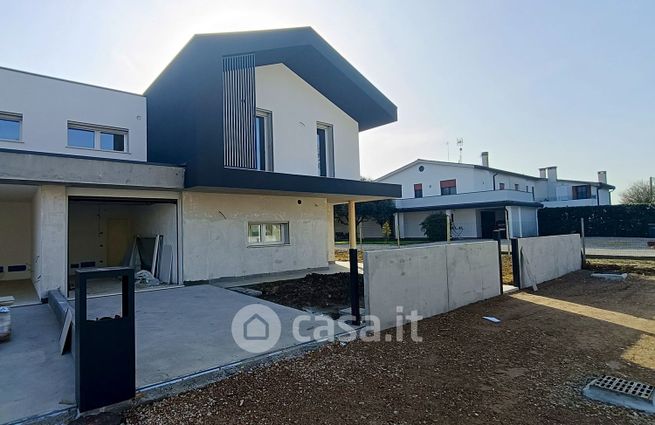 Casa bi/trifamiliare in residenziale in Via Roncon