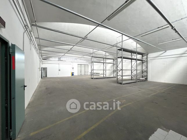 Capannone in commerciale in Via Luigi Pierobon