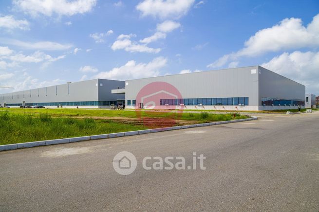 Capannone in commerciale in 