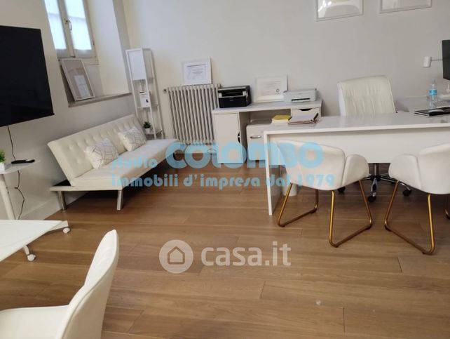Ufficio in commerciale in Via Fratelli Cairoli
