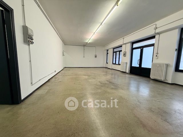 Negozio/locale commerciale in commerciale in Via Aosta 13