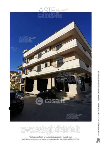 Box/posto auto in residenziale in Via Francesco Petrarca