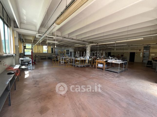 Capannone in commerciale in Viale Divisione Julia