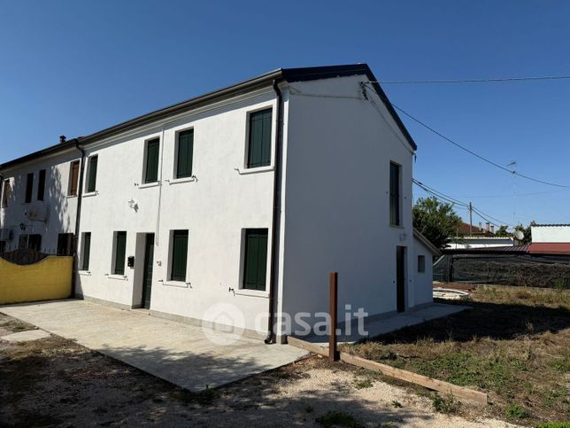 Casa bi/trifamiliare in residenziale in 
