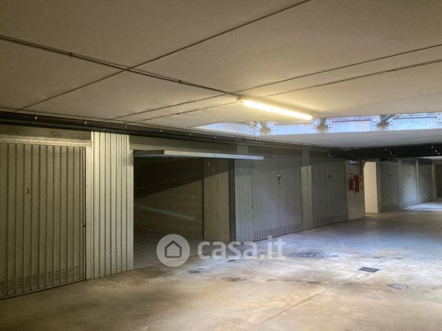 Box/posto auto in residenziale in Viale Mercato Nuovo