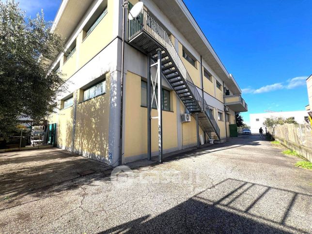 Capannone in commerciale in 