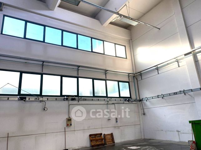 Capannone in commerciale in Via dell'Industria 24