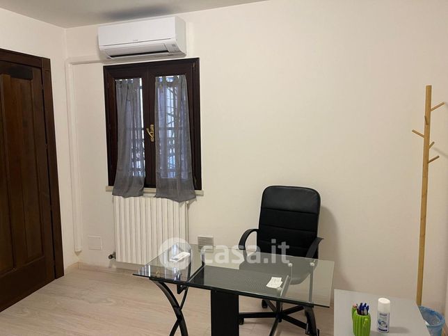 Ufficio in commerciale in Via Silvestri
