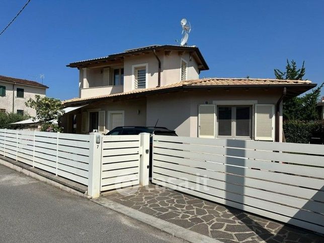 Villa in residenziale in Via Sarzanese