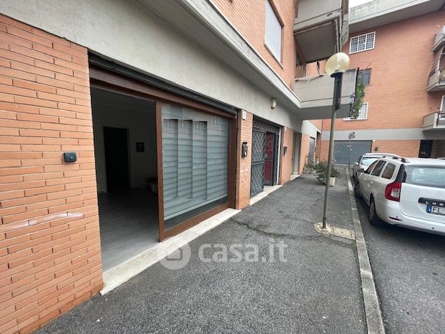 Negozio/locale commerciale in commerciale in Via Pio Paschini