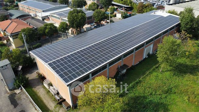 Capannone in commerciale in 