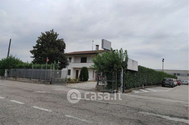 Capannone in commerciale in Via Emilia
