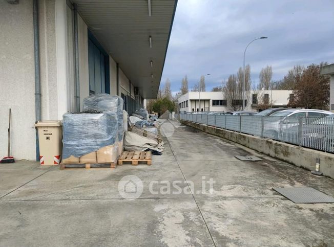 Capannone in commerciale in Via Enrico Berlinguer 38