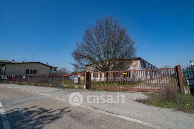 Capannone in commerciale in Via Mulino Vecchio 113