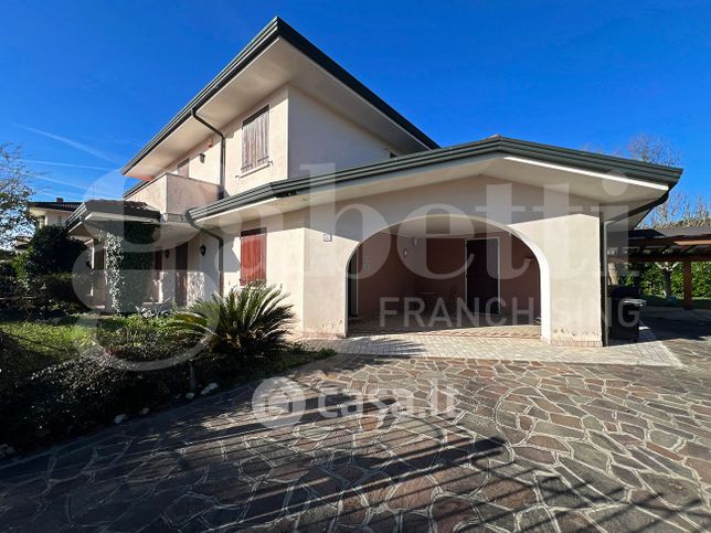 Villa in residenziale in 