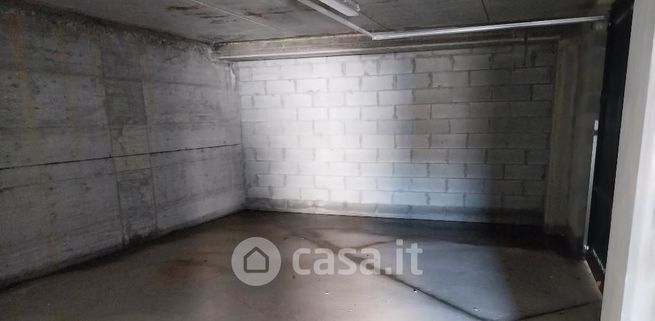 Box/posto auto in residenziale in Via della Stazione 11 /27