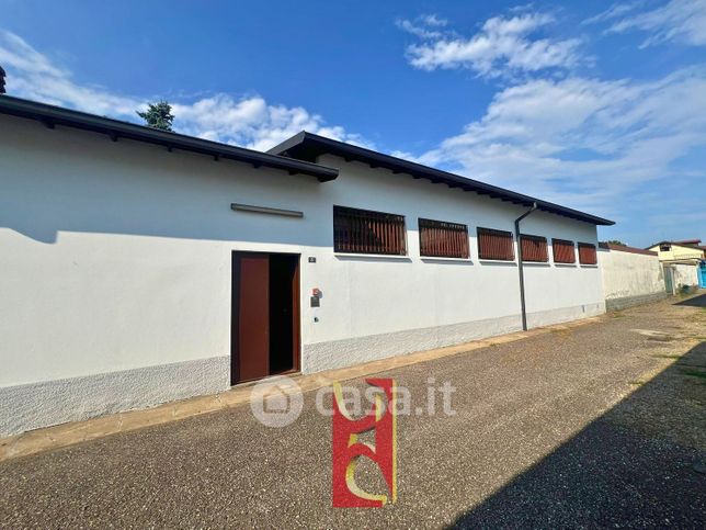 Capannone in commerciale in Via Montello