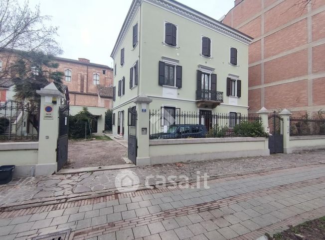 Appartamento in residenziale in Via F. Petrarca 27