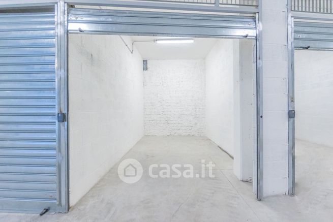 Box/posto auto in residenziale in Viale Alessandrino 540