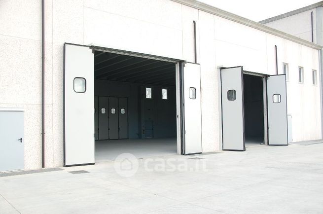 Capannone in commerciale in Strada 23
