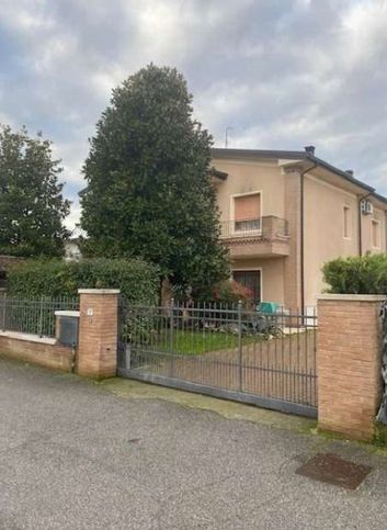 Villa in residenziale in Via Europa Unita 4