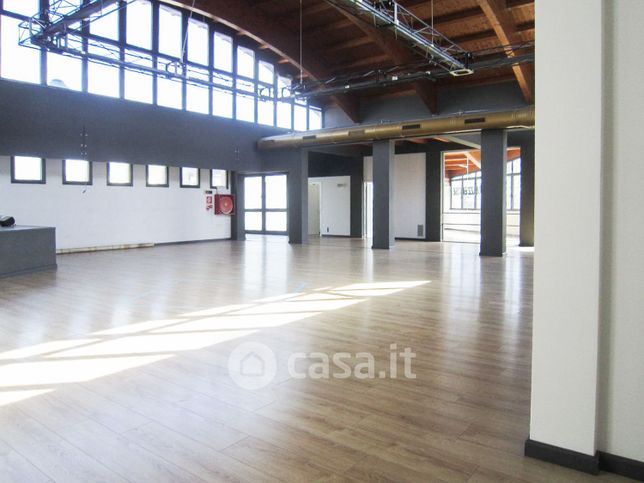 Ufficio in commerciale in Via Saviabona 101