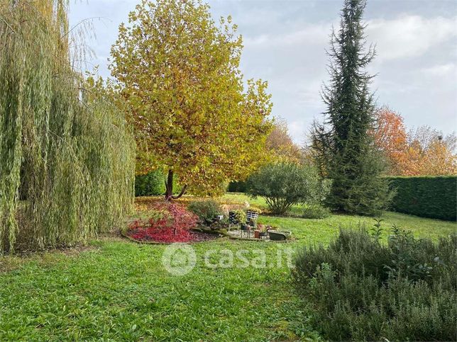 Casa bi/trifamiliare in residenziale in 