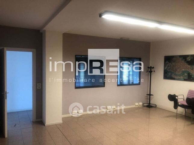 Ufficio in commerciale in Via Enrico Mattei 30