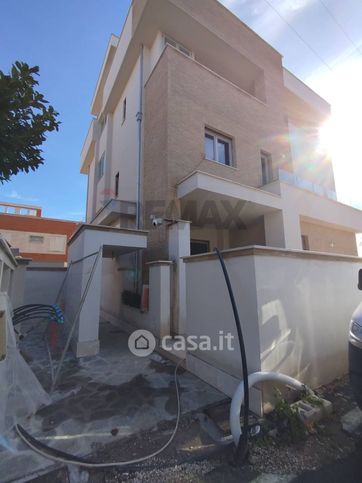 Casa bi/trifamiliare in residenziale in Via dei Gladioli 1
