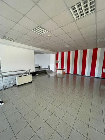 Ufficio in commerciale in Via Lombardia