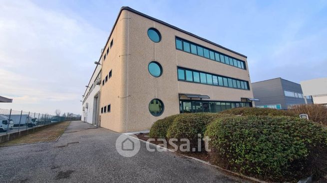 Capannone in commerciale in