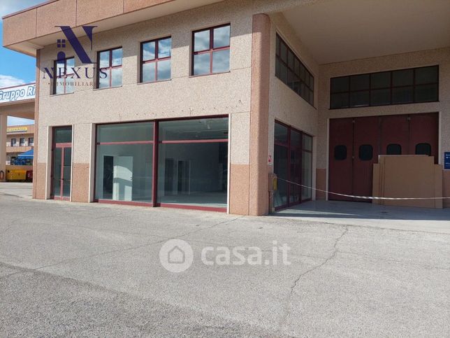 Capannone in commerciale in Via Giovanni Falcone