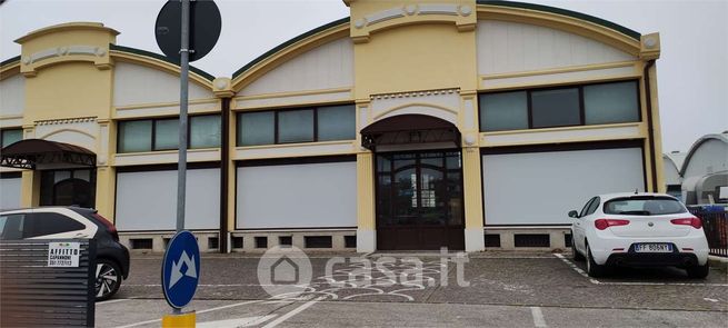 Capannone in commerciale in Via Modena 18