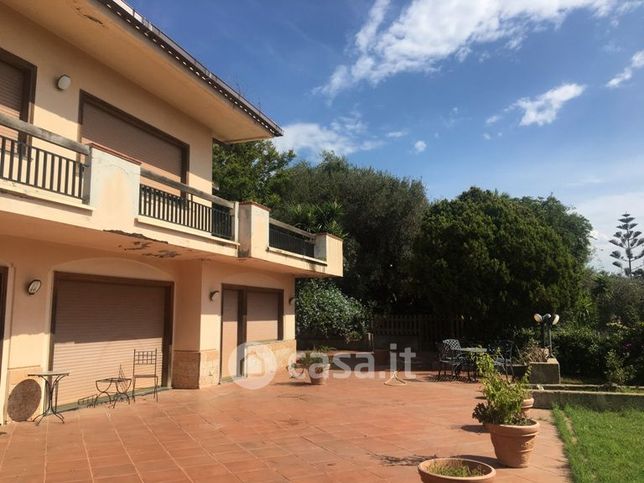 Villa in residenziale in Via Consolare Pompea Complesso Giardino Sui Laghi