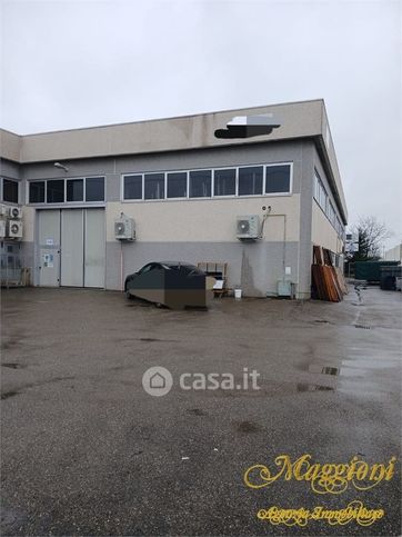 Capannone in commerciale in 