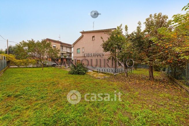 Casa indipendente in residenziale in 