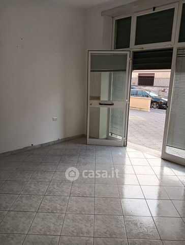 Negozio/locale commerciale in commerciale in Via della Pisana 143