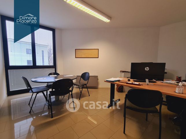 Ufficio in commerciale in Strada Farnesiana 9