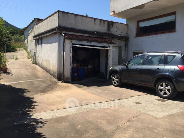 Garage/posto auto in residenziale in Via di Tiglio 692