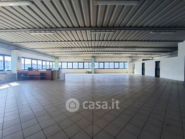 Capannone in commerciale in Strada Provinciale Colligiana 1