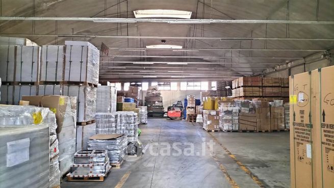 Capannone in commerciale in 