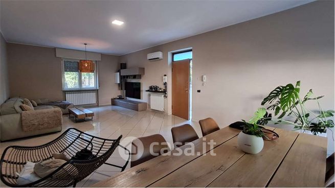 Casa bi/trifamiliare in residenziale in 