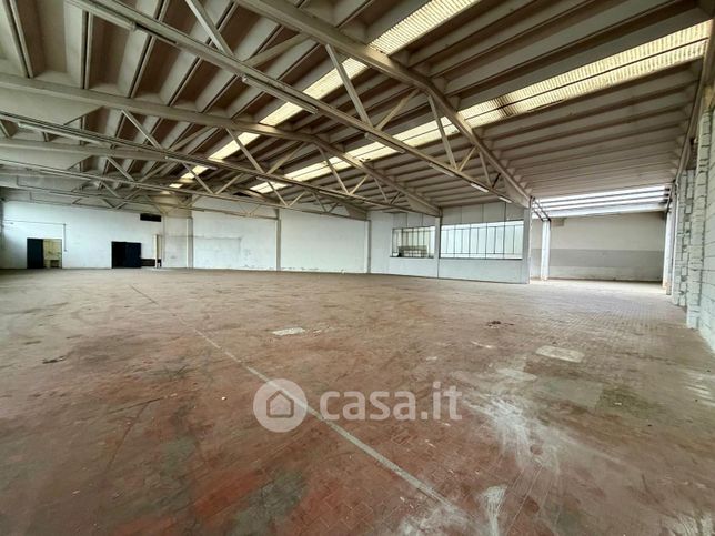 Capannone in commerciale in Viale Brianza 16