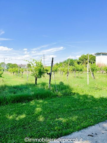 Terreno agricolo in commerciale in Via Pralongo 127