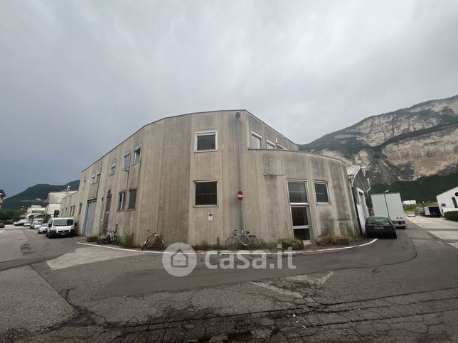 Capannone in commerciale in Via del Commercio