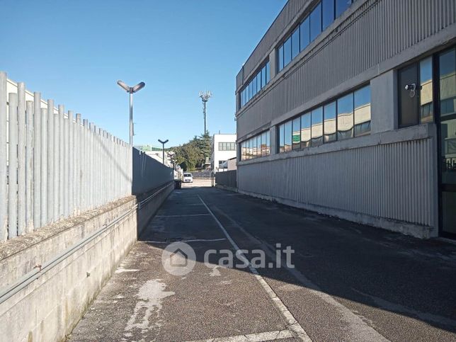 Capannone in commerciale in Via Caduti del Lavoro 28